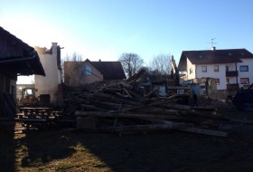 BV Abbruch Altes Wohnhaus in Pöbenhausen - Sortierung der Holzbalken BV Abbruch Altes Wohnhaus in Pöbenhausen - Sortierung der Holzbalken