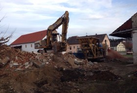 BV Abbruch Altes Wohnhaus in Pöbenhausen - Bestücken der Brechanlage BV Abbruch Altes Wohnhaus in Pöbenhausen - Bestücken der Brechanlage